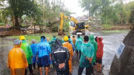 Masyarakat Siraman Melaksanakan Gotong Royong Membersihkan Sampah Kiriman Banjir di Sungai Krapyak